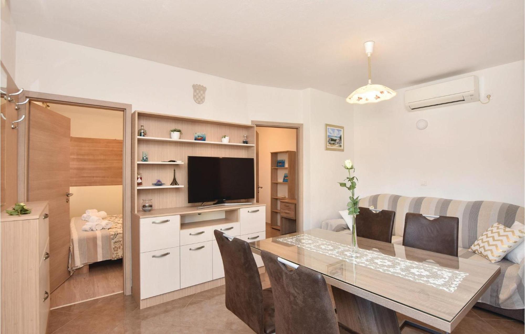 Lovely Home In Split With Jacuzzi Extérieur photo