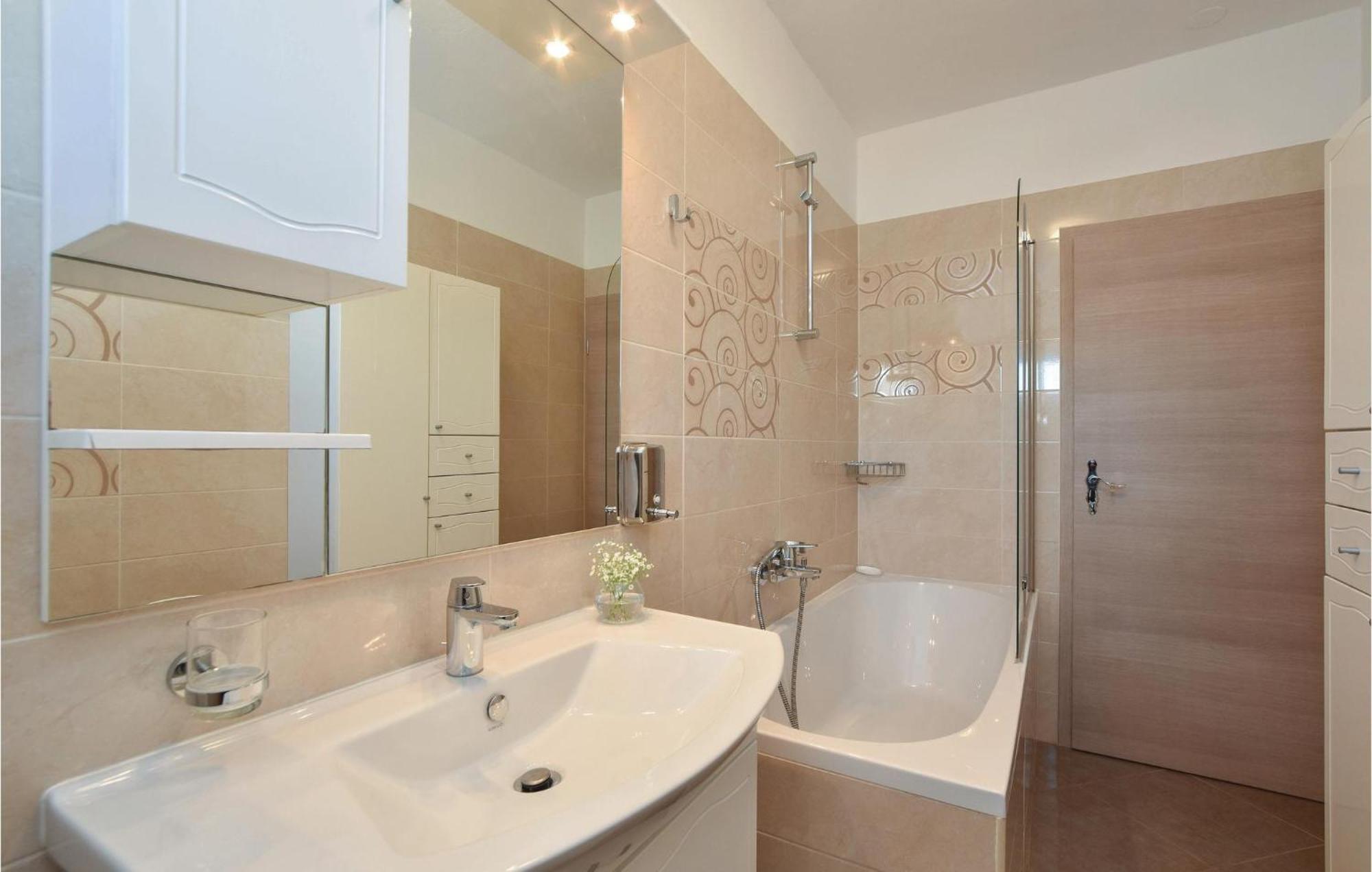 Lovely Home In Split With Jacuzzi Extérieur photo