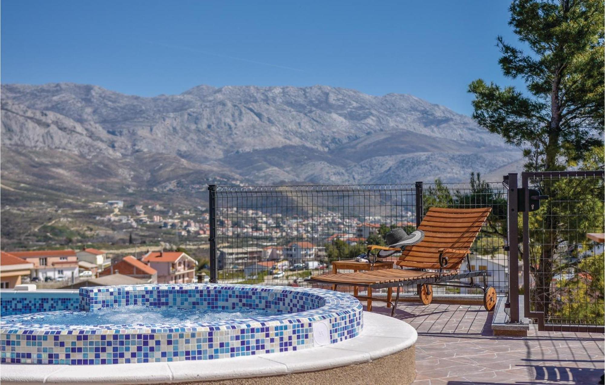 Lovely Home In Split With Jacuzzi Extérieur photo