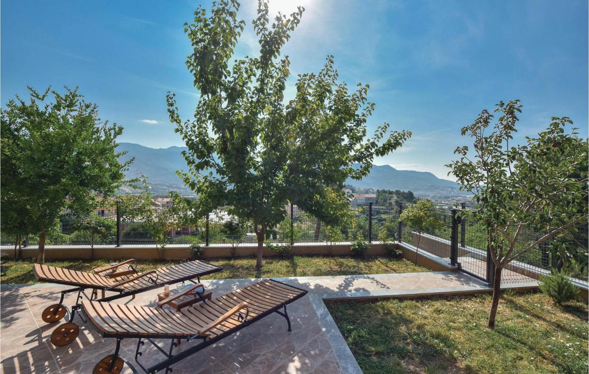 Lovely Home In Split With Jacuzzi Extérieur photo