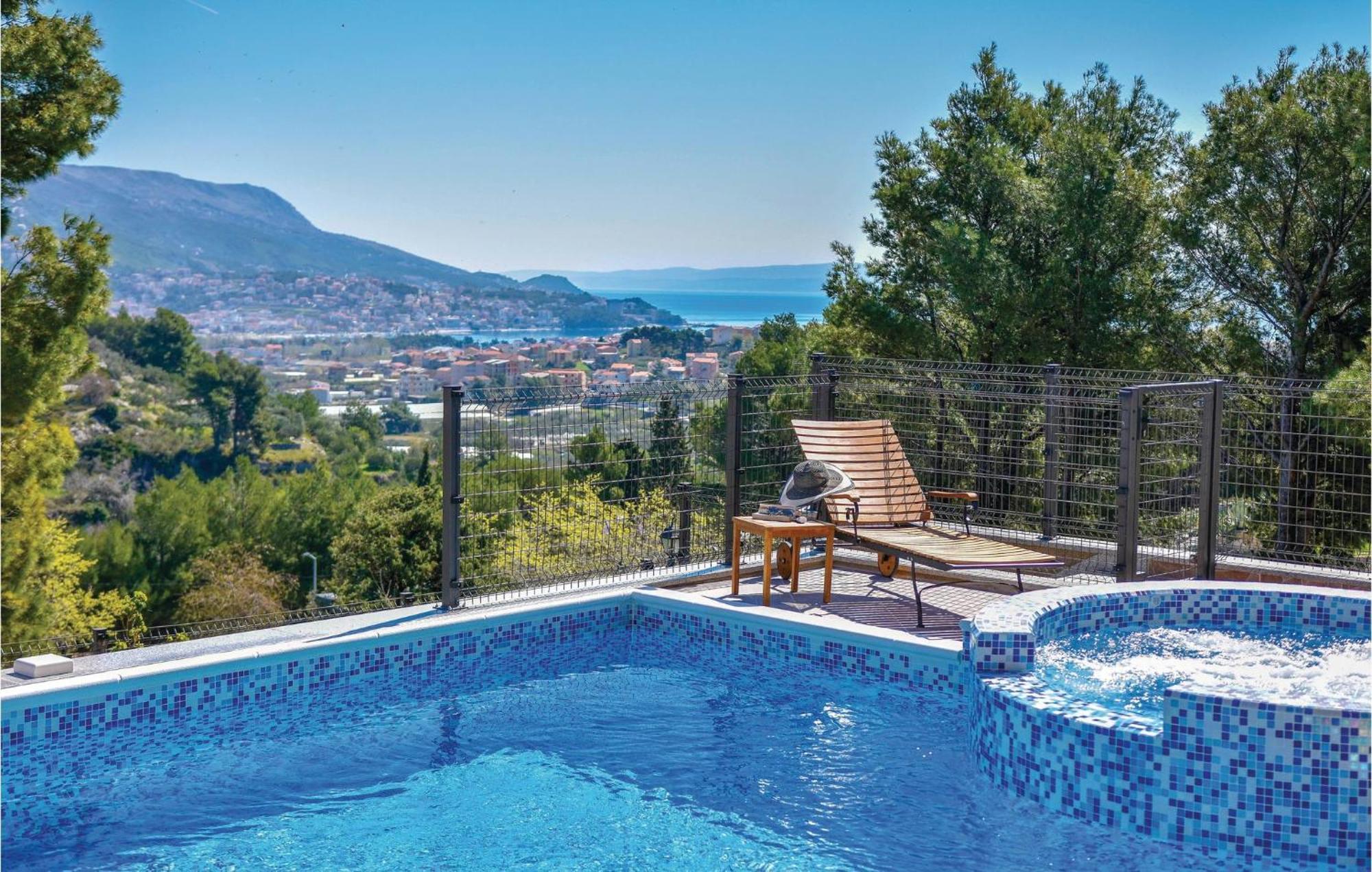 Lovely Home In Split With Jacuzzi Extérieur photo