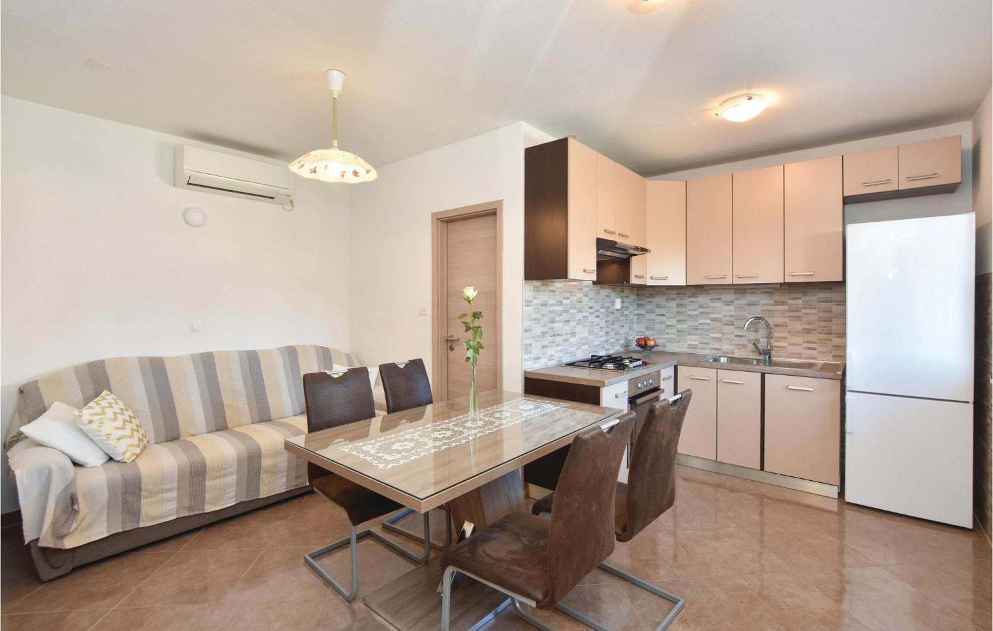 Lovely Home In Split With Jacuzzi Extérieur photo
