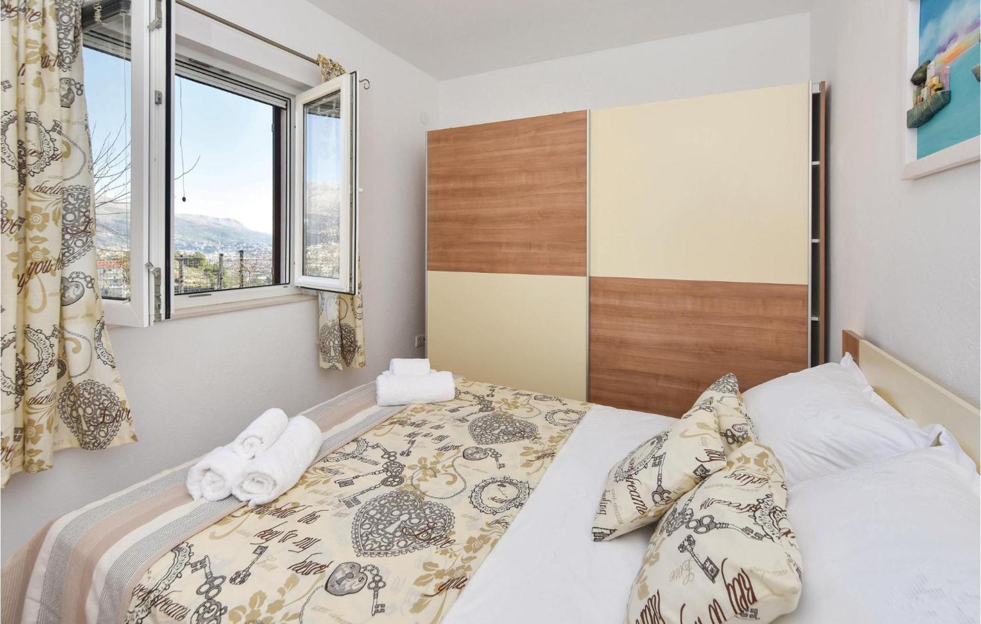 Lovely Home In Split With Jacuzzi Extérieur photo